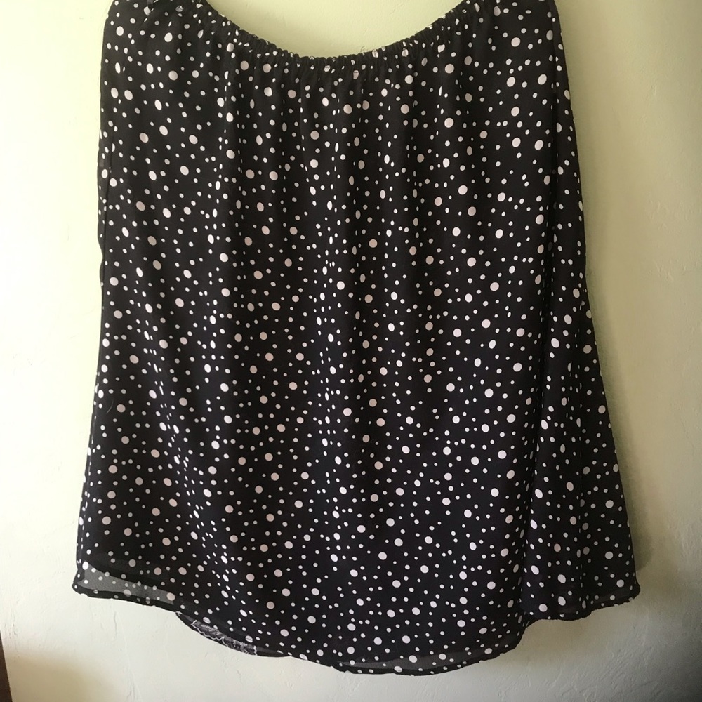 Reversible black and white 100% polyester skirts